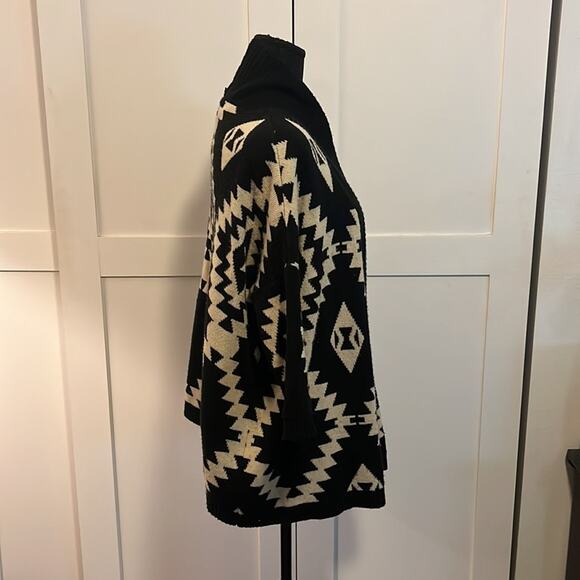 Womens BCBGMaxazria 3/4" Sleeve Aztec Chunky Knit Cardigan. Size S/M - Picture 5 of 7